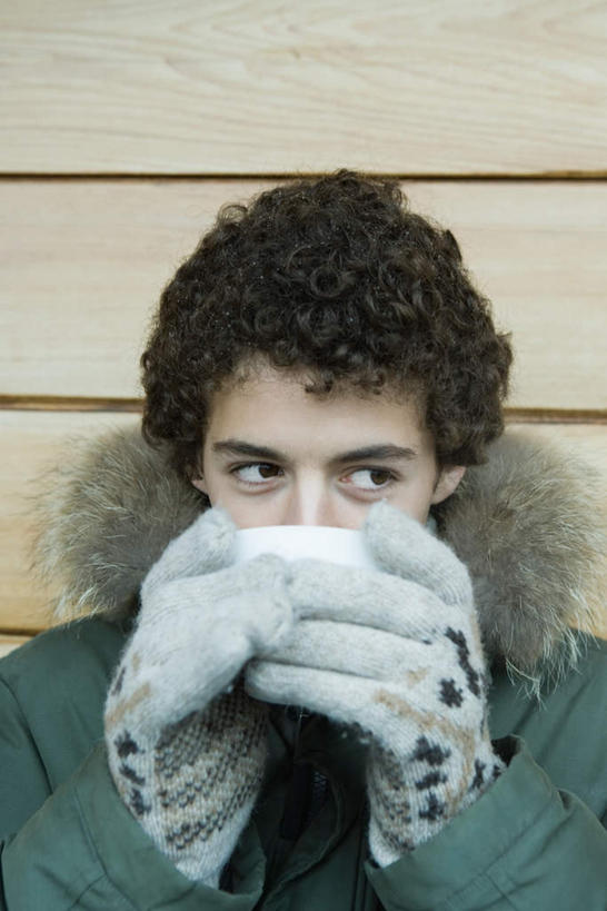 西方人,儿童,脸,头,脸颊,一个人,坐,竖图,室外,白天,正面,纯洁,杯子,欧洲,欧洲人,仅一个男性,仅一个人,喝,瓷器,墙,咖啡杯,陶瓷制品,拿,拿着,肩膀,墙壁,墙面,小孩,手套,仅一个小孩,可爱,童年,童趣,瓷杯,童真,烂漫,无邪,天真,男孩,男人,男性,白种人,孩子,头部,脸部,脸蛋,面部,坐着,半身,彩图,男生