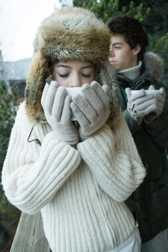 西方人,两个人,伙伴,朋友,站,竖图,室外,白天,正面,友谊,植物,杯子,欧洲,欧洲人,喝,朦胧,模糊,瓷器,咖啡杯,陶瓷制品,树,树木,绿色,自然,站着,生长,成长,瓷杯,友情,男人,男性,年轻男性,年轻女性,女人,女性,白种人,情侣,站立,半身,彩图