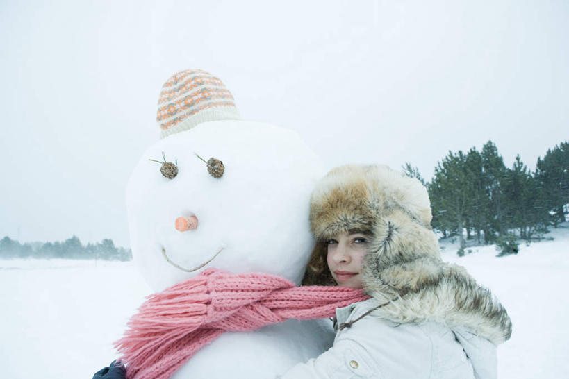 西方人,一个人,站,横图,室外,白天,正面,游戏,雪,大雪,欧洲,欧洲人,仅一个年轻女性,仅一个女性,仅一个人,朦胧,模糊,积雪,雪景,雪人,冬季,冬天,玩,娱乐,围巾,站着,休闲,寒冷,围脖,活动,发泄,消遣,智力,宣泄,严寒,年轻女性,女人,女性,白种人,玩耍,嬉戏,站立,半身,彩图,拟人