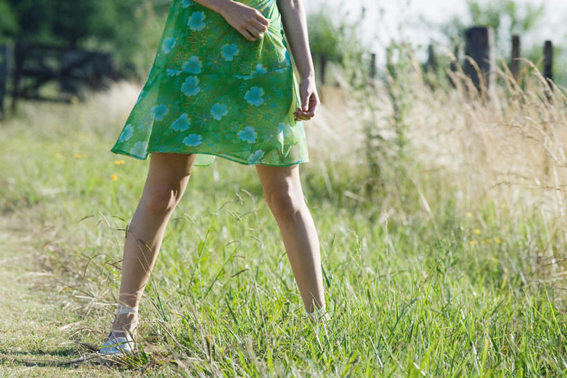 西方人,一个人,站,走,横图,室外,特写,白天,正面,裙子,草地,草坪,植物,欧洲,欧洲人,仅一个年轻女性,仅一个女性,仅一个人,阴影,连衣裙,朦胧,模糊,光线,影子,草,绿色,阳光,站着,年轻女性,女人,女性,白种人,步行,散步,站立,走路,半身,彩图