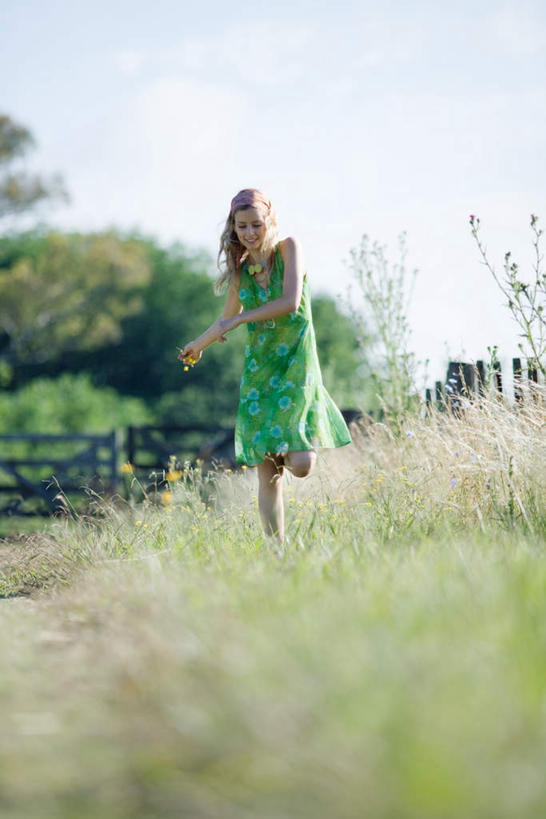 西方人,一个人,站,竖图,室外,白天,正面,裙子,度假,跳舞,草地,草坪,植物,欧洲,欧洲人,仅一个年轻女性,仅一个女性,仅一个人,连衣裙,朦胧,模糊,云,云朵,云彩,娱乐,草,蓝色,绿色,白云,蓝天,天空,天,站着,享受,休闲,放松,舞姿,年轻女性,女人,女性,白种人,站立,彩图,全身,舞蹈