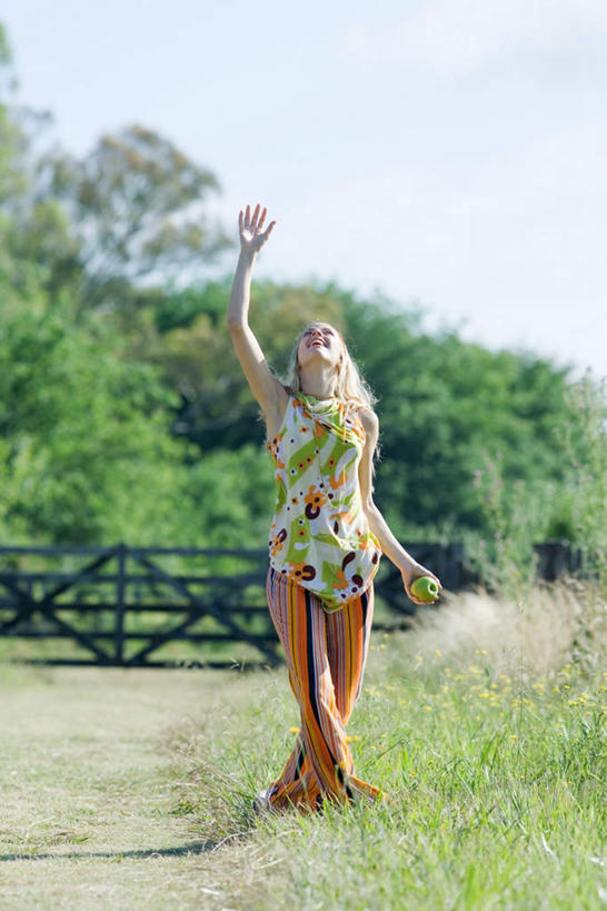 西方人,一个人,站,举,笑,微笑,露齿笑,竖图,室外,白天,正面,草地,草坪,森林,树林,植物,苹果,水果,欧洲,欧洲人,仅一个年轻女性,仅一个女性,仅一个人,阴影,服装,朦胧,模糊,新鲜,光线,影子,云,云朵,生食,食品,果实,拿,云彩,拿着,休闲装,草,树,树木,食物,一个,衣服,蓝色,绿色,白云,蓝天,天空,阳光,自然,天,托,站着,休闲,休闲服,服饰,有机食品,绿色食品,生长,单个,成长,年轻女性,女人,女性,白种人,举起,举手,举着,抬头,向上举,向上伸,向上托,仰头,站立,彩图,全身