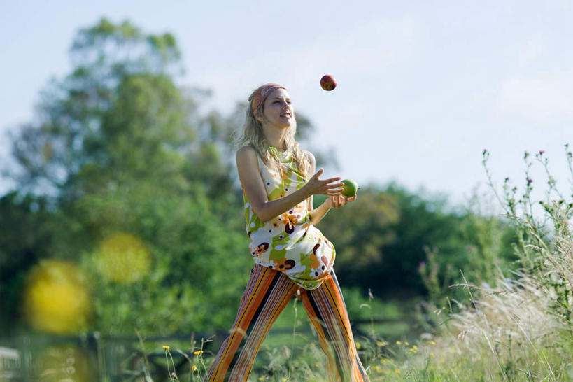 西方人,一个人,站,投,横图,室外,白天,仰视,草地,草坪,植物,苹果,水果,欧洲,欧洲人,仅一个年轻女性,仅一个女性,仅一个人,阴影,服装,朦胧,模糊,新鲜,光线,影子,生食,食品,果实,拿,拿着,注视,休闲装,发带,草,食物,一个,衣服,绿色,阳光,看,站着,休闲,休闲服,服饰,有机食品,绿色食品,单个,关注,年轻女性,女人,女性,白种人,抛,扔,撒,站立,掷,半身,彩图,低角度拍摄