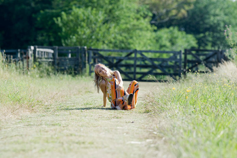 西方人,一个人,栏杆,坐,笑,微笑,露齿笑,横图,室外,白天,正面,度假,草地,草坪,森林,树林,植物,欧洲,欧洲人,仅一个年轻女性,仅一个女性,仅一个人,阴影,朦胧,模糊,光线,影子,栅栏,篱笆,围栏,娱乐,护栏,草,树,树木,绿色,阳光,自然,享受,休闲,放松,生长,成长,年轻女性,女人,女性,白种人,坐着,彩图,全身