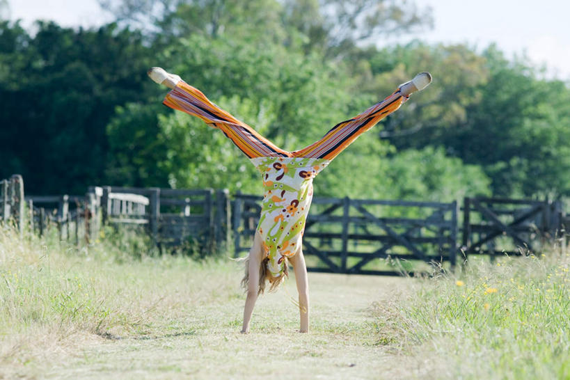 西方人,一个人,横图,室外,白天,正面,度假,草地,草坪,森林,树林,植物,欧洲,欧洲人,仅一个年轻女性,仅一个女性,仅一个人,撑,倒立,阴影,服装,朦胧,模糊,光线,影子,云,云朵,云彩,休闲装,娱乐,草,树,树木,衣服,蓝色,绿色,白云,蓝天,天空,阳光,自然,天,享受,休闲,休闲服,放松,服饰,生长,成长,撑着,年轻女性,女人,女性,白种人,彩图,全身