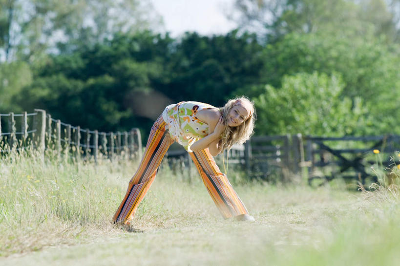 西方人,一个人,站,横图,室外,白天,侧面,草地,草坪,植物,欧洲,欧洲人,仅一个年轻女性,仅一个女性,仅一个人,弯腰,阴影,服装,朦胧,模糊,光线,影子,休闲装,草,树,树木,衣服,绿色,阳光,自然,站着,休闲,休闲服,服饰,生长,成长,年轻女性,女人,女性,白种人,站立,彩图,全身