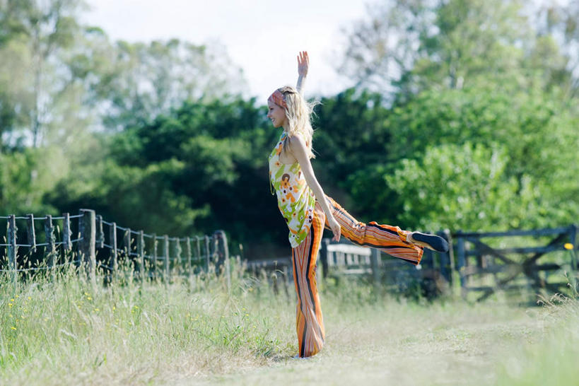 西方人,一个人,站,横图,室外,白天,侧面,跳舞,草地,草坪,植物,欧洲,欧洲人,仅一个年轻女性,仅一个女性,仅一个人,阴影,服装,朦胧,模糊,光线,影子,云,云朵,云彩,休闲装,草,衣服,蓝色,绿色,白云,蓝天,天空,阳光,天,站着,休闲,休闲服,服饰,舞姿,年轻女性,女人,女性,白种人,站立,彩图,全身,舞蹈