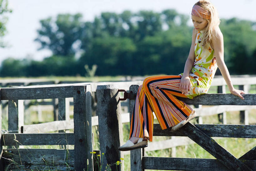 西方人,一个人,栏杆,坐,横图,室外,白天,正面,度假,草地,草坪,森林,树林,植物,欧洲,欧洲人,仅一个年轻女性,仅一个女性,仅一个人,服装,朦胧,模糊,栅栏,篱笆,围栏,注视,休闲装,娱乐,护栏,草,树,树木,衣服,绿色,自然,低头,看,享受,休闲,休闲服,放松,服饰,生长,成长,关注,年轻女性,女人,女性,白种人,坐着,彩图,全身