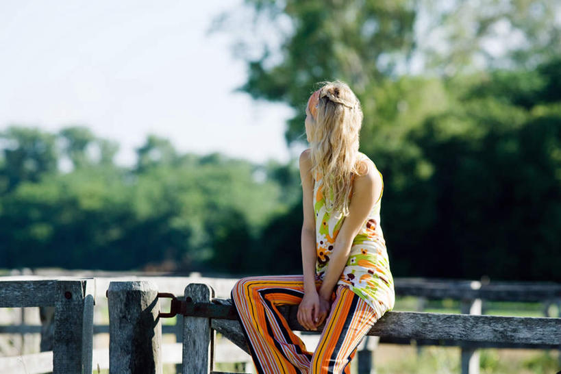 西方人,一个人,栏杆,坐,横图,室外,白天,正面,度假,草地,草坪,森林,树林,植物,欧洲,欧洲人,仅一个年轻女性,仅一个女性,仅一个人,阴影,服装,朦胧,模糊,光线,影子,栅栏,篱笆,围栏,注视,休闲装,娱乐,护栏,草,树,树木,衣服,绿色,阳光,自然,回头,看,享受,休闲,休闲服,放松,服饰,生长,成长,关注,年轻女性,女人,女性,白种人,坐着,半身,彩图