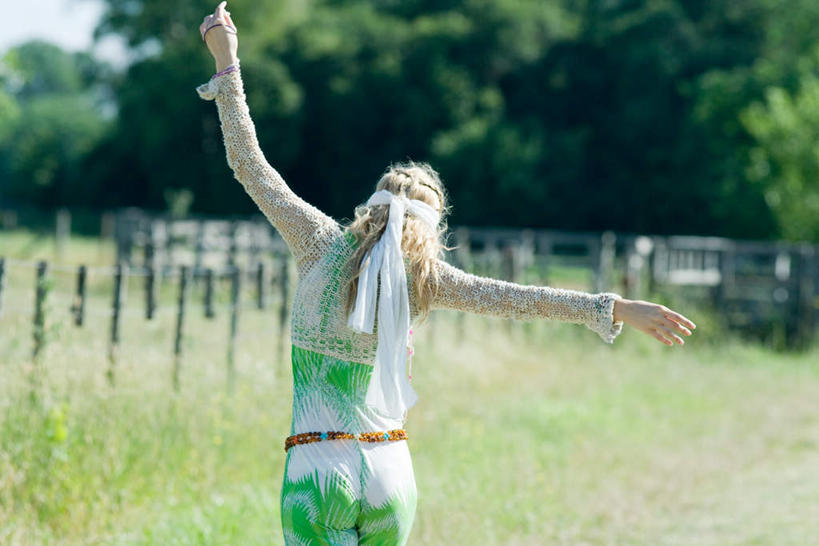 西方人,一个人,站,伸展双臂,横图,室外,白天,度假,跳舞,草地,草坪,植物,欧洲,欧洲人,仅一个年轻女性,仅一个女性,仅一个人,服装,朦胧,模糊,休闲装,娱乐,草,树,树木,背面,衣服,绿色,自然,站着,享受,休闲,休闲服,放松,服饰,生长,成长,舞姿,年轻女性,女人,女性,白种人,敞开双臂,伸开双臂,展开双肩,站立,张开手臂,张开双臂,半身,彩图,舞蹈