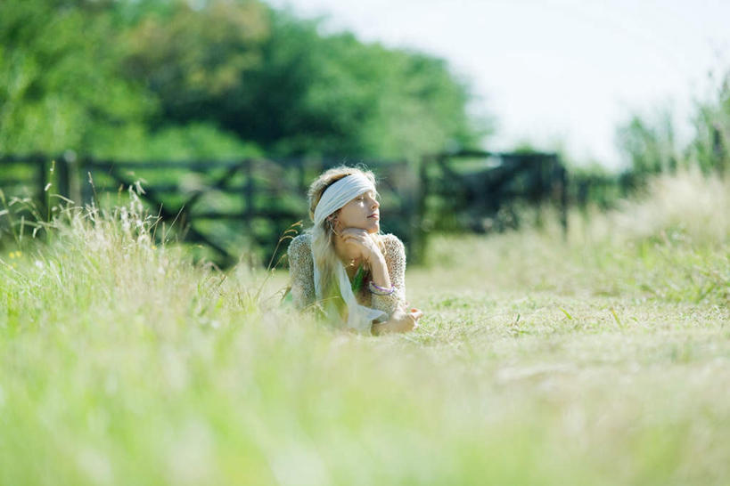 西方人,一个人,闭眼,横图,室外,白天,正面,度假,草地,草坪,植物,欧洲,欧洲人,仅一个年轻女性,仅一个女性,仅一个人,阴影,服装,朦胧,模糊,光线,影子,云,云朵,云彩,休闲装,娱乐,发带,草,衣服,绿色,白云,天空,阳光,天,趴着,享受,休闲,休闲服,放松,服饰,年轻女性,女人,女性,白种人,闭眼睛,闭着眼,闭着眼睛,趴,彩图,全身