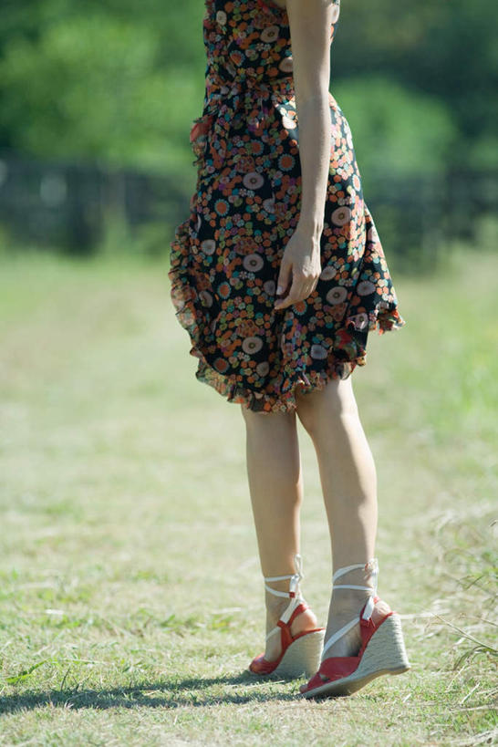 西方人,一个人,站,竖图,室外,白天,正面,度假,草地,草坪,植物,鞋子,欧洲,欧洲人,仅一个年轻女性,仅一个女性,仅一个人,阴影,服装,朦胧,模糊,光线,影子,休闲装,娱乐,草,衣服,绿色,阳光,站着,享受,休闲,休闲服,放松,服饰,年轻女性,女人,女性,白种人,站立,半身,彩图