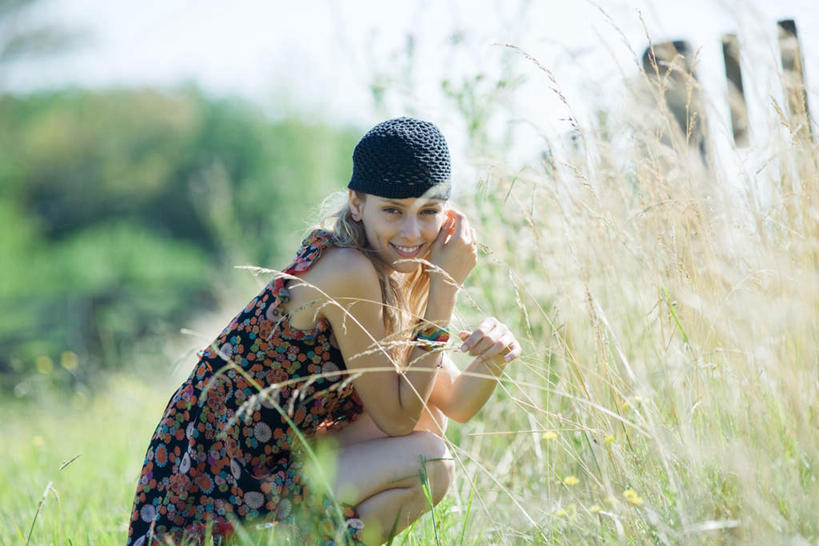 西方人,一个人,蹲,笑,微笑,露齿笑,横图,室外,白天,侧面,度假,草地,草坪,植物,帽子,欧洲,欧洲人,仅一个年轻女性,仅一个女性,仅一个人,服装,朦胧,模糊,云,云朵,云彩,休闲装,娱乐,草,树,树木,衣服,绿色,白云,天空,自然,天,享受,休闲,休闲服,放松,服饰,生长,成长,年轻女性,女人,女性,白种人,蹲着,半身,彩图