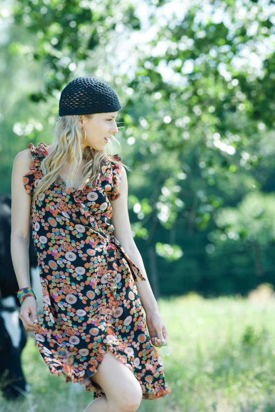 西方人,一个人,站,竖图,室外,白天,正面,度假,草地,草坪,森林,树林,植物,帽子,欧洲,欧洲人,仅一个年轻女性,仅一个女性,仅一个人,阴影,服装,朦胧,模糊,光线,影子,休闲装,娱乐,草,树,树木,衣服,绿色,阳光,自然,站着,享受,休闲,休闲服,放松,服饰,生长,成长,年轻女性,女人,女性,白种人,站立,半身,彩图