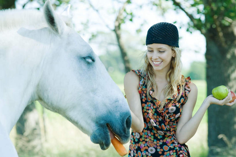 西方人,一个人,站,捧,笑,微笑,露齿笑,横图,室外,白天,正面,度假,森林,树林,植物,马,野生动物,苹果,萝卜,胡萝卜,蔬菜,帽子,水果,欧洲,欧洲人,仅一个年轻女性,仅一个女性,仅一个人,一根,服装,朦胧,模糊,新鲜,食品,休闲装,娱乐,树,树木,食物,一个,一只,衣服,绿色,白色,自然,动物,站着,享受,休闲,休闲服,放松,服饰,有机食品,绿色食品,生长,单个,成长,绒线帽,年轻女性,女人,女性,白种人,红萝卜,甘荀,端,端着,捧着,手捧,站立,半身,彩图