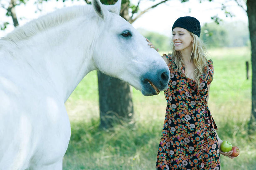 西方人,一个人,站,笑,摸,微笑,露齿笑,横图,室外,白天,正面,度假,森林,树林,植物,马,野生动物,帽子,水果,欧洲,欧洲人,仅一个年轻女性,仅一个女性,仅一个人,抚摸,服装,朦胧,模糊,新鲜,食品,注视,休闲装,娱乐,一匹,树,树木,食物,衣服,绿色,白色,自然,动物,观察,看,站着,享受,休闲,休闲服,放松,服饰,有机食品,绿色食品,生长,成长,观看,察看,绒线帽,关注,年轻女性,女人,女性,白种人,触摸,接触,站立,半身,彩图