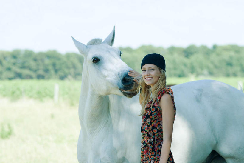 西方人,一个人,站,横图,室外,白天,侧面,度假,草地,草坪,植物,马,野生动物,帽子,欧洲,欧洲人,仅一个年轻女性,仅一个女性,仅一个人,阴影,服装,朦胧,模糊,光线,影子,云,云朵,云彩,休闲装,娱乐,一匹,草,树,树木,衣服,绿色,白色,白云,天空,阳光,自然,动物,天,站着,享受,休闲,休闲服,放松,服饰,生长,成长,绒线帽,年轻女性,女人,女性,白种人,站立,半身,彩图