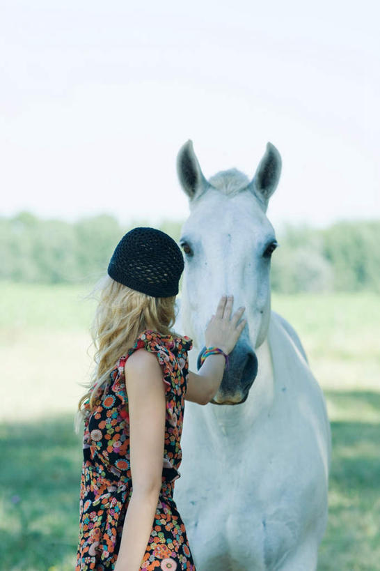 西方人,一个人,站,摸,竖图,室外,白天,侧面,度假,草地,草坪,植物,马,野生动物,帽子,欧洲,欧洲人,仅一个年轻女性,仅一个女性,仅一个人,抚摸,阴影,服装,朦胧,模糊,光线,影子,云,云朵,云彩,休闲装,娱乐,一匹,草,树,树木,衣服,绿色,白色,白云,天空,阳光,自然,动物,天,回头,站着,享受,休闲,休闲服,放松,服饰,生长,成长,绒线帽,年轻女性,女人,女性,白种人,触摸,接触,站立,半身,彩图