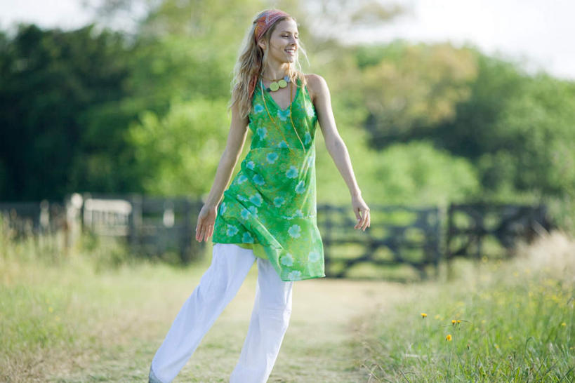 西方人,一个人,站,横图,室外,白天,正面,度假,草地,草坪,植物,欧洲,欧洲人,仅一个年轻女性,仅一个女性,仅一个人,服装,朦胧,模糊,云,云朵,云彩,注视,休闲装,娱乐,草,树,树木,衣服,蓝色,绿色,白云,蓝天,天空,自然,天,看,站着,享受,休闲,休闲服,放松,服饰,生长,成长,关注,年轻女性,女人,女性,白种人,站立,半身,彩图