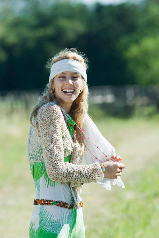 西方人,一个人,站,笑,微笑,露齿笑,竖图,室外,白天,侧面,度假,草地,草坪,植物,欧洲,欧洲人,仅一个年轻女性,仅一个女性,仅一个人,握,服装,朦胧,模糊,休闲装,娱乐,发带,草,树,树木,衣服,绿色,白色,自然,站着,享受,休闲,休闲服,放松,握着,服饰,生长,成长,年轻女性,女人,女性,白种人,站立,半身,彩图