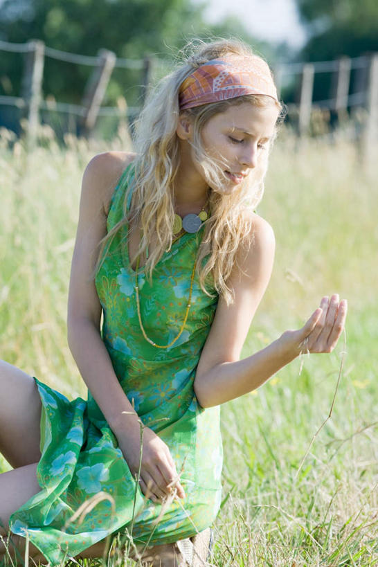 西方人,一个人,站,竖图,室外,白天,正面,度假,草地,草坪,植物,欧洲,欧洲人,仅一个年轻女性,仅一个女性,仅一个人,阴影,服装,朦胧,模糊,光线,影子,拿,拿着,注视,休闲装,娱乐,草,树,树木,衣服,绿色,阳光,自然,看,站着,享受,休闲,休闲服,放松,服饰,生长,成长,关注,年轻女性,女人,女性,白种人,站立,半身,彩图