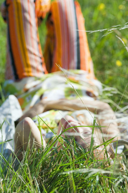 西方人,一个人,躺,笑,微笑,露齿笑,竖图,俯视,室外,白天,度假,草地,草坪,植物,欧洲,欧洲人,仅一个年轻女性,仅一个女性,仅一个人,阴影,服装,朦胧,模糊,光线,影子,休闲装,娱乐,草,衣服,绿色,阳光,享受,休闲,休闲服,放松,服饰,年轻女性,女人,女性,白种人,躺着,半身,彩图,高角度拍摄