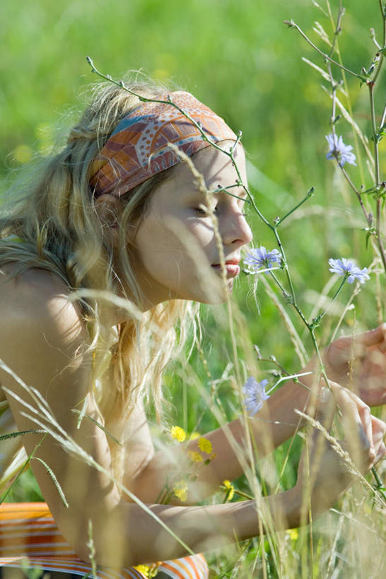 西方人,一个人,站,竖图,室外,白天,侧面,度假,花海,花圃,植物,叶子,欧洲,欧洲人,仅一个年轻女性,仅一个女性,仅一个人,许多,阴影,服装,朦胧,模糊,盛开,光线,影子,花蕾,休闲装,娱乐,闻,花,花瓣,花朵,花卉,鲜花,衣服,绿色,紫色,阳光,花丛,花束,花田,花苞,花蕊,站着,享受,休闲,休闲服,放松,服饰,年轻女性,女人,女性,白种人,站立,半身,彩图