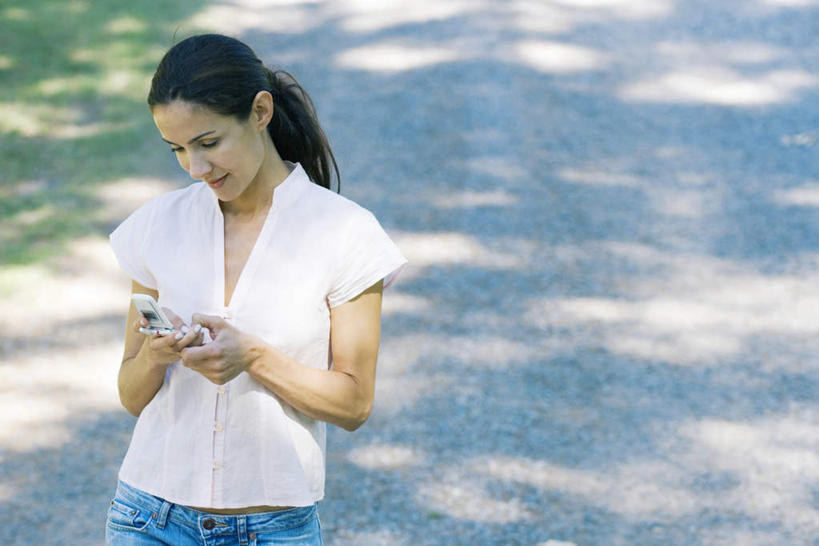 西方人,一个人,站,走,横图,俯视,室外,白天,草地,草坪,植物,手机,欧洲,欧洲人,仅一个女性,仅一个人,阴影,服装,光线,影子,拿,拿着,休闲装,通讯设备,草,衣服,绿色,阳光,站着,仅一个中年女性,休闲,休闲服,服饰,操作,一部,按键,女人,女性,中年女性,白种人,步行,散步,站立,走路,半身,彩图,高角度拍摄