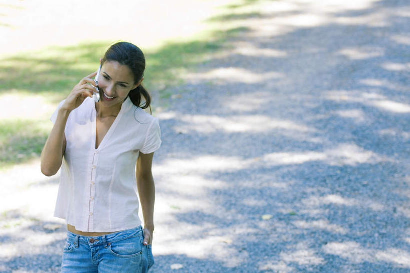 西方人,一个人,站,走,打电话,横图,俯视,室外,白天,草地,草坪,植物,电话,手机,欧洲,欧洲人,仅一个女性,仅一个人,阴影,服装,光线,影子,拿,拿着,注视,休闲装,通讯设备,草,衣服,绿色,阳光,观察,看,站着,仅一个中年女性,休闲,休闲服,服饰,观看,察看,关注,一部,交流,女人,女性,中年女性,白种人,步行,沟通,散步,通话,站立,走路,半身,彩图,高角度拍摄