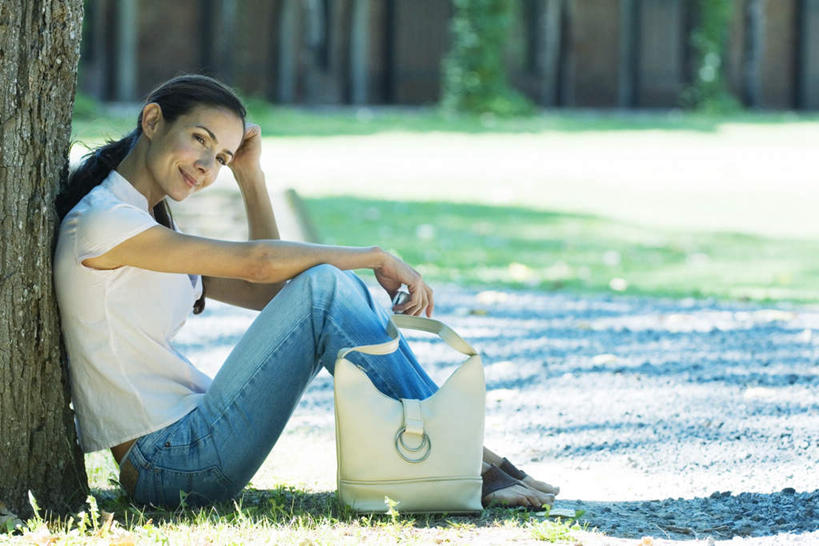 西方人,一个人,坐,笑,微笑,露齿笑,横图,室外,白天,侧面,草地,草坪,植物,欧洲,欧洲人,仅一个女性,仅一个人,阴影,服装,朦胧,模糊,光线,包,皮包,影子,注视,休闲装,草,树,树木,衣服,绿色,阳光,自然,观察,看,仅一个中年女性,休闲,休闲服,服饰,生长,成长,观看,单肩包,察看,关注,女人,女性,中年女性,白种人,坐着,彩图,全身