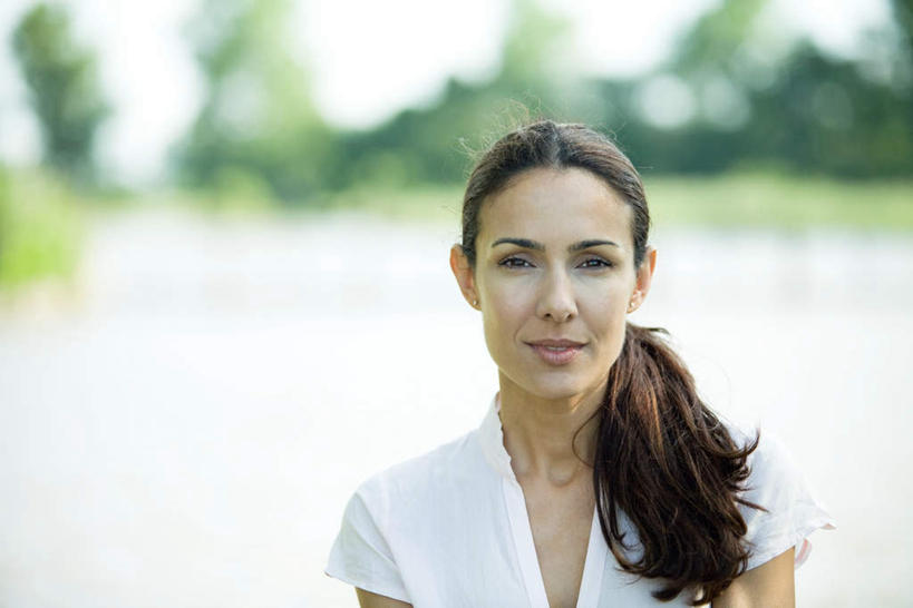 西方人,脸,头,脸颊,一个人,站,笑,微笑,露齿笑,横图,室外,特写,白天,正面,植物,欧洲,欧洲人,仅一个女性,仅一个人,阴影,服装,朦胧,模糊,光线,影子,休闲装,肩膀,树,树木,衣服,绿色,阳光,自然,站着,仅一个中年女性,休闲,休闲服,服饰,生长,成长,女人,女性,中年女性,白种人,头部,脸部,脸蛋,面部,站立,半身,彩图