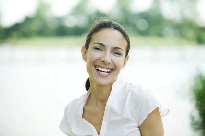 西方人,脸,头,脸颊,一个人,站,笑,微笑,露齿笑,横图,室外,特写,白天,正面,植物,欧洲,欧洲人,仅一个女性,仅一个人,阴影,服装,朦胧,模糊,光线,影子,休闲装,肩膀,树,树木,衣服,绿色,阳光,自然,站着,仅一个中年女性,休闲,休闲服,服饰,生长,成长,女人,女性,中年女性,白种人,头部,脸部,脸蛋,面部,站立,半身,彩图