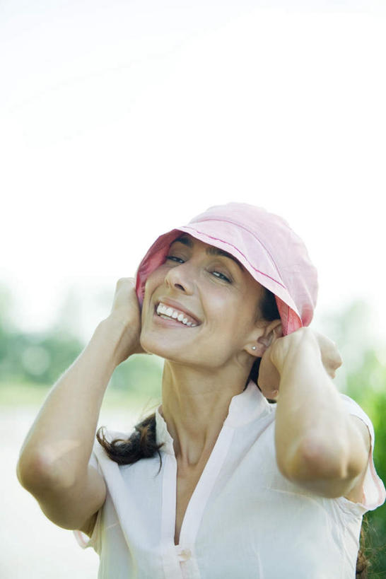 西方人,脸,头,脸颊,一个人,站,笑,微笑,露齿笑,竖图,室外,特写,白天,正面,植物,帽子,欧洲,欧洲人,仅一个女性,仅一个人,阴影,服装,朦胧,模糊,光线,影子,拿,拿着,休闲装,肩膀,树,树木,衣服,绿色,阳光,自然,遮阳帽,站着,仅一个中年女性,休闲,休闲服,服饰,生长,成长,女人,女性,中年女性,白种人,头部,脸部,脸蛋,面部,站立,半身,彩图