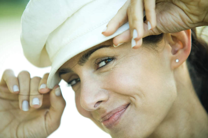 西方人,脸,头,脸颊,一个人,站,笑,微笑,横图,室外,特写,白天,正面,植物,帽子,欧洲,欧洲人,仅一个女性,仅一个人,朦胧,模糊,拿,拿着,肩膀,树,树木,绿色,自然,站着,仅一个中年女性,生长,成长,贝雷帽,女人,女性,中年女性,白种人,头部,脸部,脸蛋,面部,站立,半身,彩图