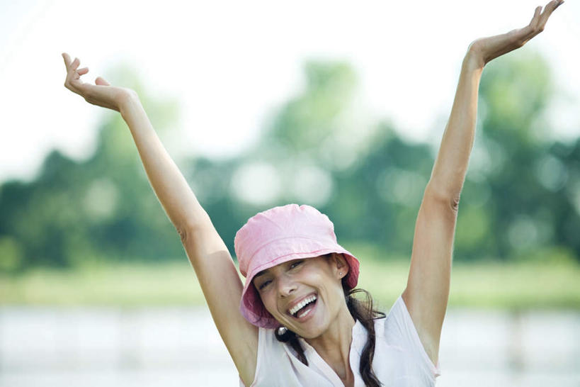 西方人,脸,头,脸颊,一个人,站,伸展双臂,笑,微笑,露齿笑,横图,室外,特写,白天,正面,植物,帽子,欧洲,欧洲人,仅一个女性,仅一个人,服装,朦胧,模糊,休闲装,肩膀,树,树木,衣服,红色,绿色,自然,遮阳帽,站着,仅一个中年女性,休闲,休闲服,服饰,生长,成长,女人,女性,中年女性,白种人,头部,脸部,脸蛋,面部,敞开双臂,伸开双臂,展开双肩,站立,张开手臂,张开双臂,半身,彩图