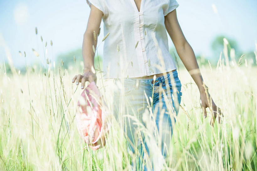 西方人,一个人,站,横图,室外,白天,正面,度假,草地,草坪,植物,帽子,欧洲,欧洲人,仅一个女性,仅一个人,阴影,服装,朦胧,模糊,光线,影子,云,云朵,拿,云彩,拿着,休闲装,娱乐,草,树,树木,衣服,红色,蓝色,绿色,白云,蓝天,天空,阳光,自然,遮阳帽,天,站着,仅一个中年女性,享受,休闲,休闲服,放松,服饰,生长,成长,女人,女性,中年女性,白种人,站立,半身,彩图