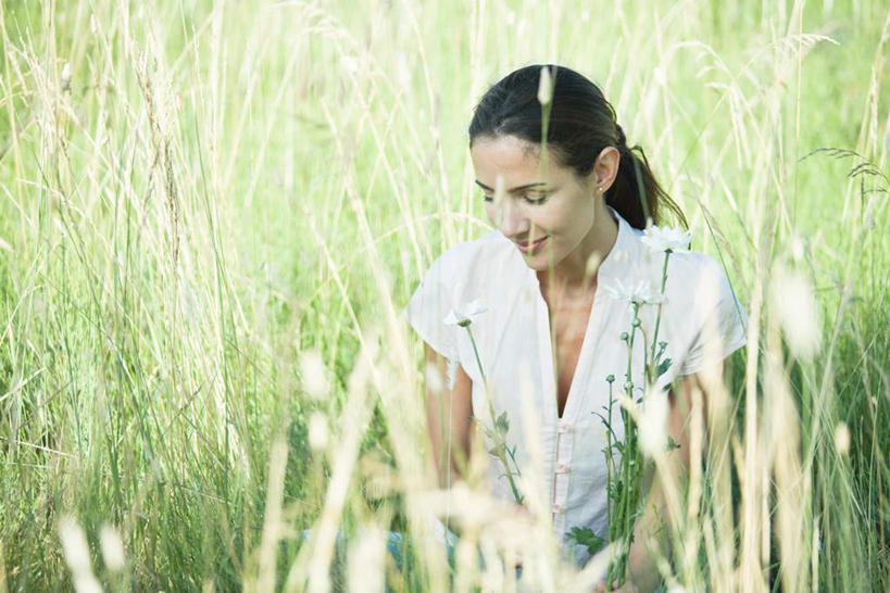 西方人,一个人,站,笑,微笑,横图,俯视,室外,白天,度假,草地,草坪,植物,欧洲,欧洲人,仅一个女性,仅一个人,朦胧,模糊,拿,拿着,注视,娱乐,草,绿色,观察,看,站着,仅一个中年女性,享受,休闲,放松,观看,察看,关注,女人,女性,中年女性,白种人,站立,半身,彩图,高角度拍摄