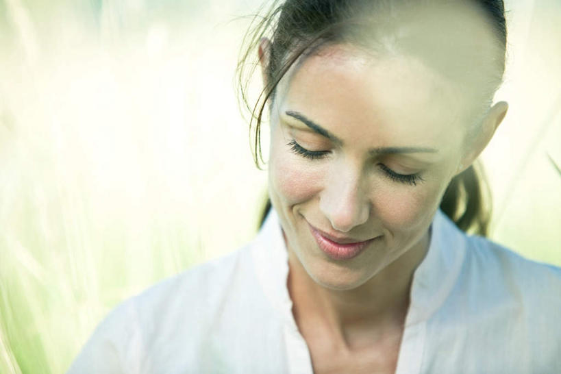 西方人,脸,头,脸颊,一个人,坐,横图,室外,特写,白天,正面,度假,草地,草坪,植物,欧洲,欧洲人,仅一个女性,仅一个人,服装,朦胧,模糊,注视,休闲装,娱乐,肩膀,草,衣服,绿色,低头,看,仅一个中年女性,享受,休闲,休闲服,放松,服饰,关注,女人,女性,中年女性,白种人,头部,脸部,脸蛋,面部,坐着,半身,彩图