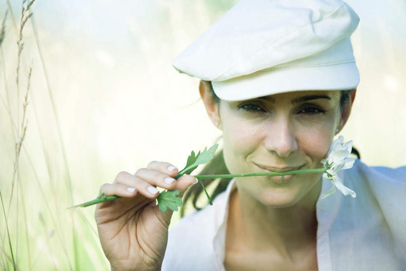 西方人,脸,头,脸颊,一个人,坐,横图,室外,特写,白天,正面,度假,草地,草坪,植物,帽子,欧洲,欧洲人,仅一个女性,仅一个人,服装,朦胧,模糊,拿,花蕾,拿着,休闲装,娱乐,肩膀,草,花瓣,花朵,花卉,鲜花,一朵,衣服,绿色,白色,花苞,仅一个中年女性,享受,休闲,休闲服,放松,服饰,贝雷帽,女人,女性,中年女性,白种人,头部,脸部,脸蛋,面部,坐着,半身,彩图
