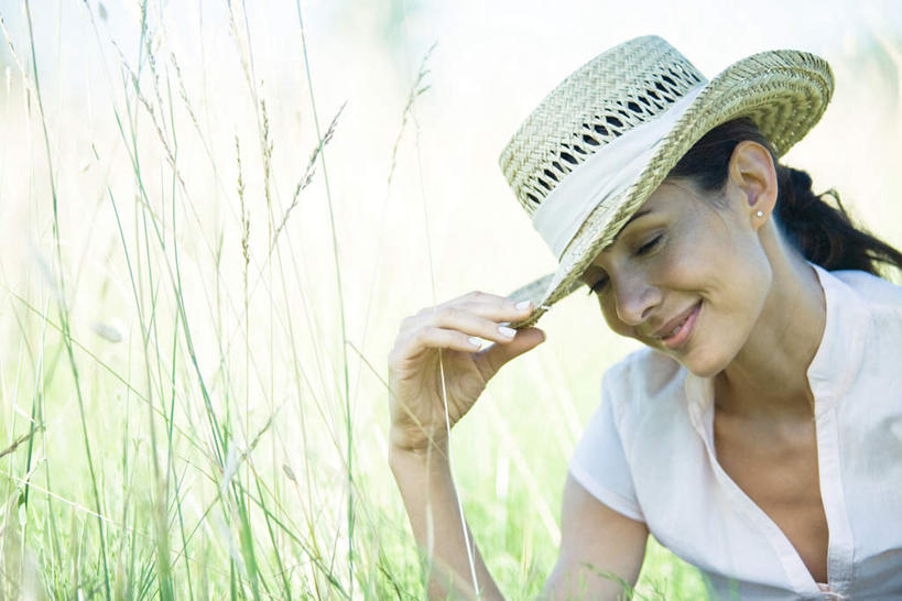 西方人,脸,头,脸颊,一个人,坐,横图,室外,特写,白天,正面,度假,草地,草坪,植物,帽子,欧洲,欧洲人,仅一个女性,仅一个人,服装,朦胧,模糊,拿,拿着,休闲装,娱乐,肩膀,草,衣服,绿色,仅一个中年女性,享受,休闲,休闲服,牛仔帽,放松,服饰,女人,女性,中年女性,白种人,头部,脸部,脸蛋,面部,坐着,半身,彩图