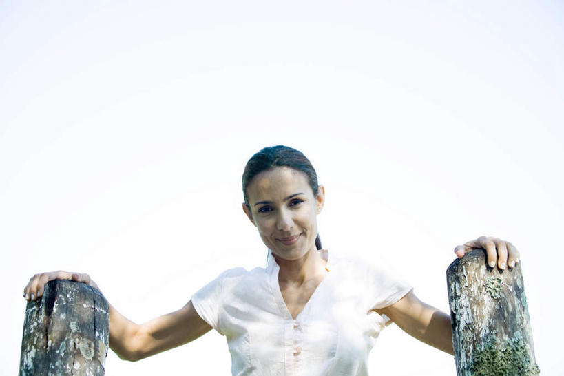 西方人,一个人,站,笑,微笑,横图,室外,白天,仰视,度假,欧洲,欧洲人,仅一个女性,仅一个人,握,阴影,服装,光线,影子,云,云朵,云彩,注视,休闲装,娱乐,衣服,白云,天空,阳光,天,观察,看,站着,仅一个中年女性,享受,休闲,休闲服,木桩,放松,握着,服饰,观看,察看,关注,女人,女性,中年女性,白种人,站立,半身,彩图,低角度拍摄