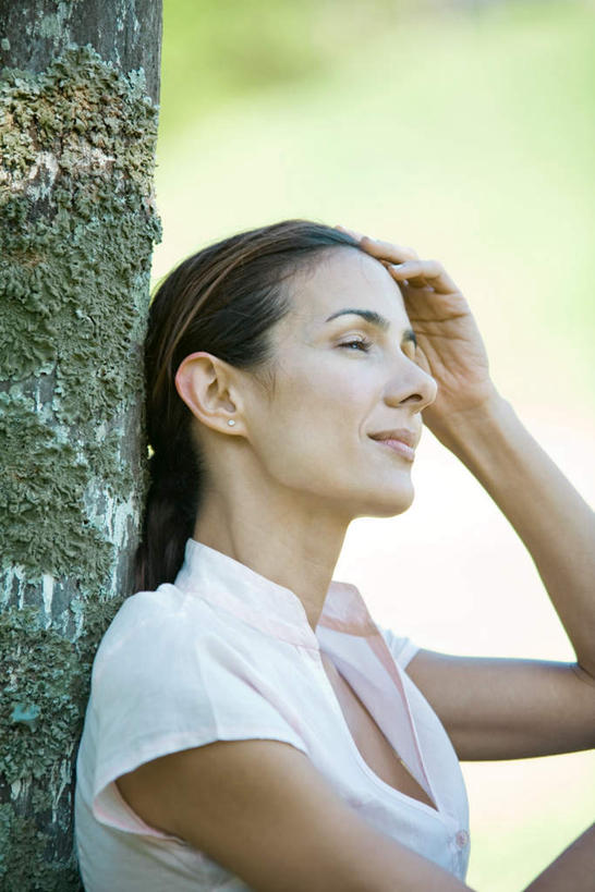 西方人,一个人,坐,笑,摸,微笑,竖图,室外,白天,侧面,度假,植物,欧洲,欧洲人,仅一个女性,仅一个人,抚摸,服装,朦胧,模糊,休闲装,娱乐,树,树木,衣服,绿色,自然,仅一个中年女性,享受,休闲,休闲服,放松,服饰,生长,成长,女人,女性,中年女性,白种人,触摸,接触,坐着,半身,彩图