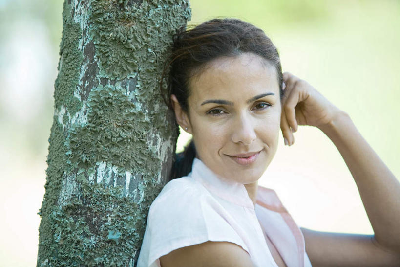 西方人,脸,头,脸颊,一个人,坐,笑,微笑,横图,室外,特写,白天,侧面,度假,植物,欧洲,欧洲人,仅一个女性,仅一个人,撑,服装,朦胧,模糊,注视,休闲装,娱乐,肩膀,树,树木,衣服,绿色,自然,观察,看,仅一个中年女性,享受,休闲,休闲服,放松,服饰,生长,成长,观看,察看,撑着,关注,女人,女性,中年女性,白种人,头部,脸部,脸蛋,面部,坐着,半身,彩图