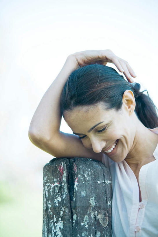 西方人,一个人,站,笑,微笑,露齿笑,竖图,室外,白天,正面,度假,欧洲,欧洲人,仅一个女性,仅一个人,服装,朦胧,模糊,休闲装,娱乐,衣服,低头,站着,仅一个中年女性,享受,休闲,休闲服,木桩,放松,服饰,女人,女性,中年女性,白种人,站立,半身,彩图