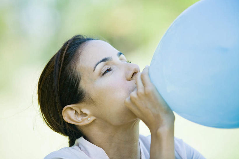 西方人,脸,头,脸颊,一个人,站,横图,室外,特写,白天,侧面,度假,植物,欧洲,欧洲人,仅一个女性,仅一个人,服装,朦胧,模糊,拿,拿着,注视,休闲装,娱乐,肩膀,树,树木,一个,衣服,蓝色,绿色,自然,气球,吹,观察,看,站着,仅一个中年女性,享受,休闲,休闲服,放松,服饰,生长,单个,成长,观看,察看,关注,女人,女性,中年女性,白种人,头部,脸部,脸蛋,面部,站立,半身,彩图