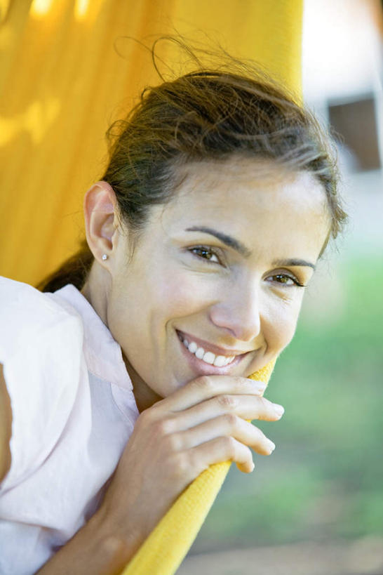 西方人,脸,头,脸颊,一个人,躺,笑,微笑,露齿笑,竖图,室外,特写,白天,侧面,度假,草地,草坪,植物,吊床,欧洲,欧洲人,仅一个女性,仅一个人,服装,朦胧,模糊,休闲装,娱乐,肩膀,草,衣服,黄色,绿色,仅一个中年女性,享受,休闲,休闲服,放松,服饰,女人,女性,中年女性,白种人,头部,脸部,脸蛋,面部,躺着,半身,彩图