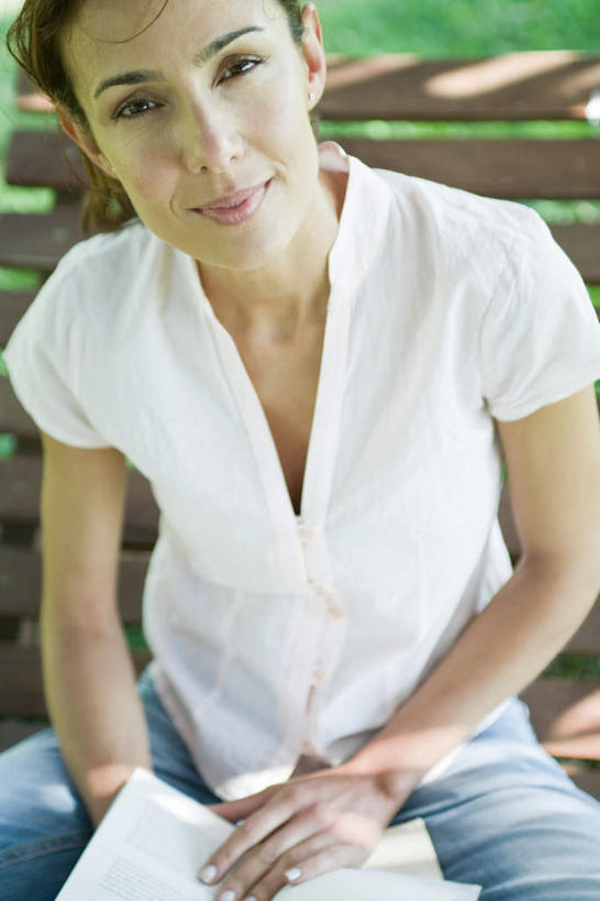 西方人,一个人,坐,笑,微笑,竖图,俯视,室外,白天,度假,草地,草坪,植物,书籍,椅子,欧洲,欧洲人,仅一个女性,仅一个人,阴影,光线,影子,拿,拿着,娱乐,草,绿色,阳光,仅一个中年女性,享受,休闲,放松,女人,女性,中年女性,白种人,书,图书,坐着,半身,彩图,高角度拍摄