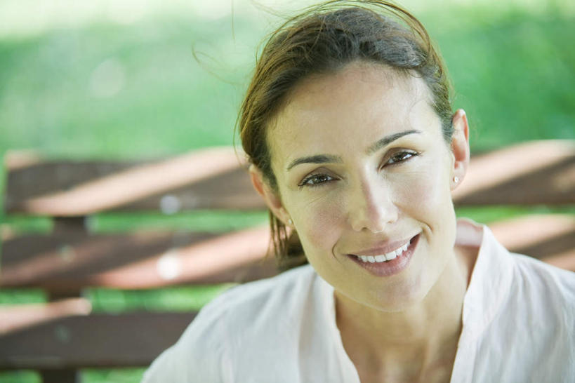 西方人,脸,头,脸颊,一个人,坐,笑,微笑,露齿笑,横图,室外,特写,白天,正面,度假,草地,草坪,椅子,欧洲,欧洲人,仅一个女性,仅一个人,阴影,朦胧,模糊,光线,影子,长椅,娱乐,肩膀,草,阳光,仅一个中年女性,享受,休闲,放松,女人,女性,中年女性,白种人,头部,脸部,脸蛋,面部,坐着,半身,彩图