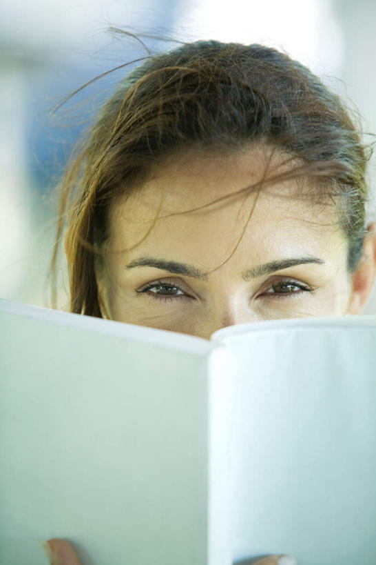 西方人,脸,头,脸颊,一个人,坐,笑,微笑,竖图,室外,特写,白天,正面,度假,草地,草坪,书籍,椅子,欧洲,欧洲人,仅一个女性,仅一个人,阴影,朦胧,模糊,光线,影子,长椅,拿,拿着,娱乐,草,阳光,仅一个中年女性,享受,休闲,放松,遮,遮挡,遮盖,遮蔽,女人,女性,中年女性,白种人,头部,脸部,脸蛋,面部,书,图书,坐着,半身,彩图