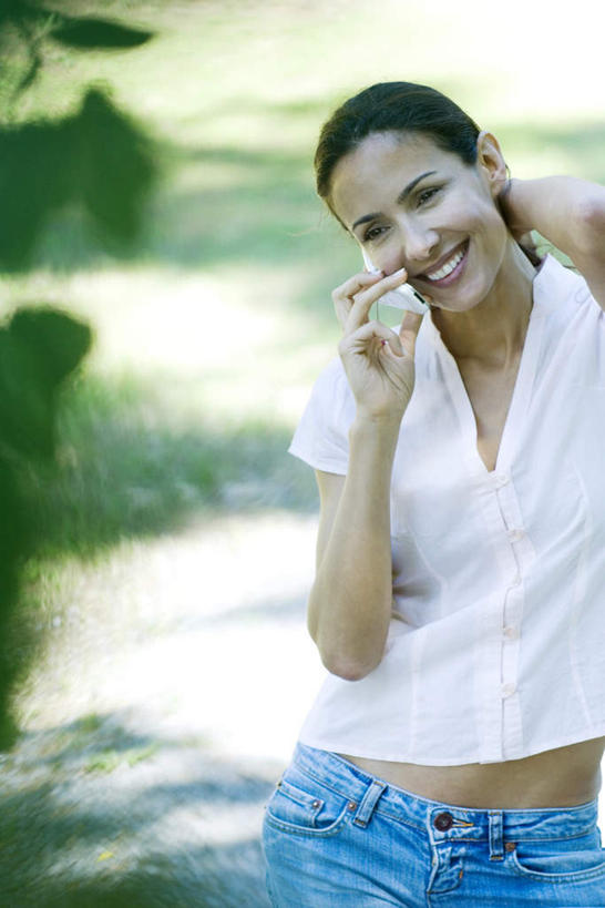 西方人,一个人,站,笑,摸,打电话,微笑,露齿笑,竖图,室外,白天,正面,度假,草地,草坪,植物,道路,路,公路,电话,手机,欧洲,欧洲人,仅一个女性,仅一个人,抚摸,阴影,朦胧,模糊,光线,影子,交通,拿,拿着,注视,娱乐,通讯设备,草,树,树木,绿色,阳光,自然,观察,看,站着,仅一个中年女性,享受,休闲,放松,生长,成长,观看,察看,关注,交流,女人,女性,中年女性,白种人,马路,触摸,沟通,接触,通话,站立,半身,彩图